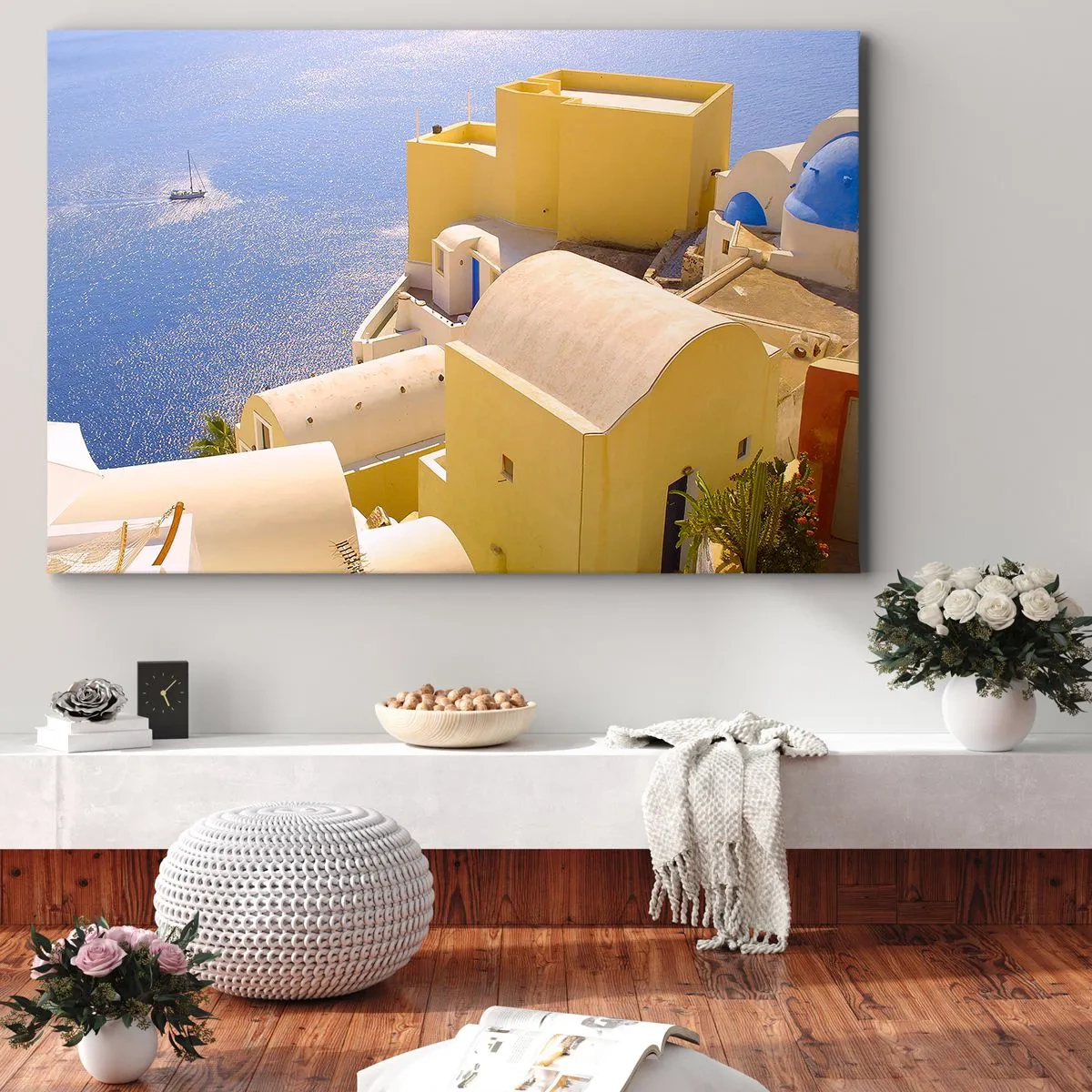 Obraz na plátně - Řecká architektura s výhledem na moře a lodí v pozadí - 70x50cm - Řecká krajina v bílé a blankytné - Moderní nástěnná dekorace do obývacího pokoje a ložnice ARTTOR
