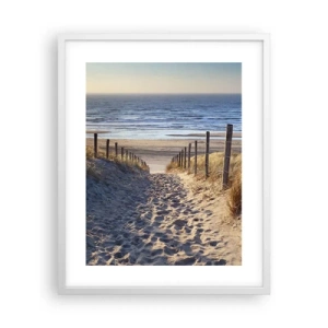 Plakát v bílém rámu - Šumění moře, zpěv ptáků, divoká pláž uprostřed trávy… - 40x50 cm