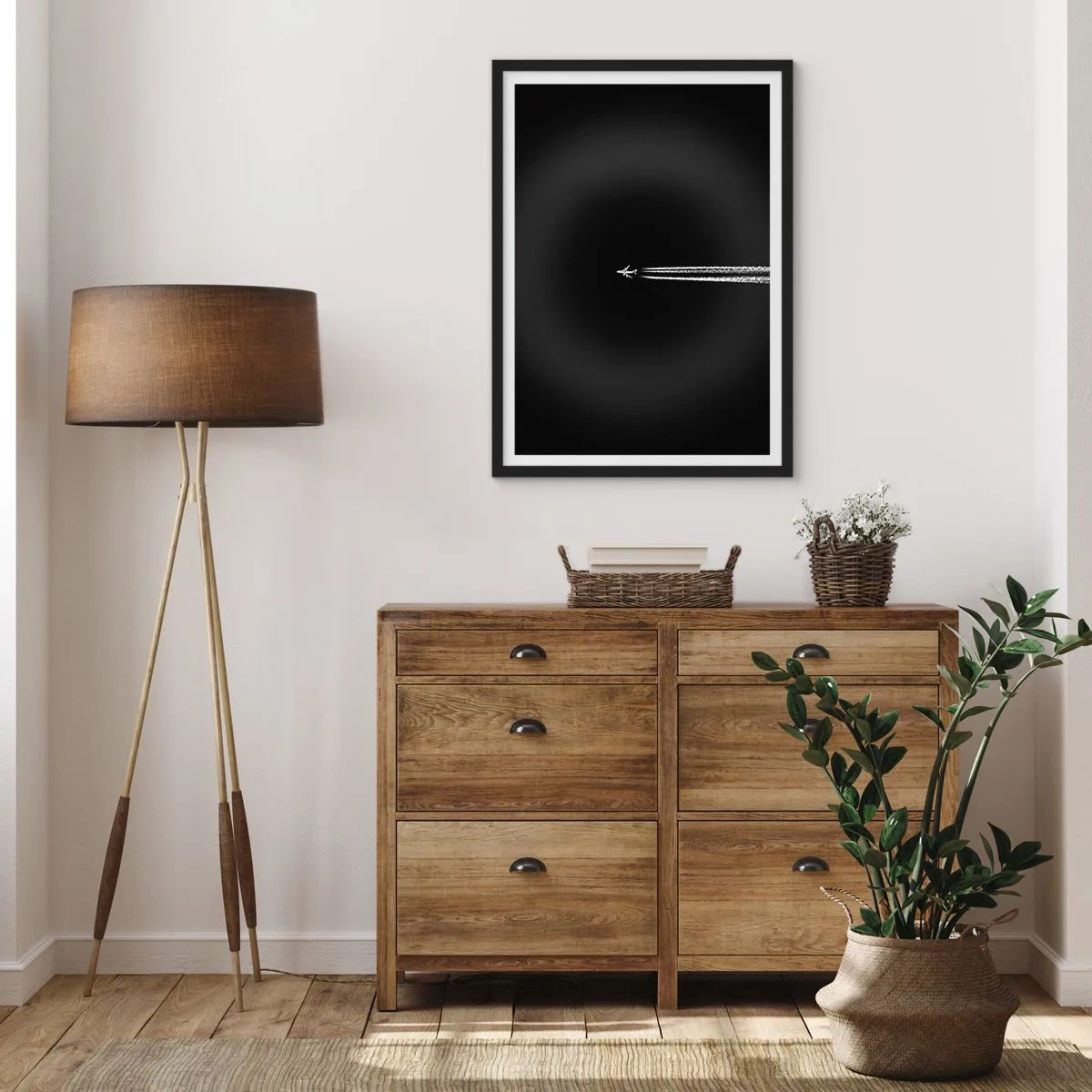 Plakát v černém rámu - Letadlo letící na černém pozadí a zanechávající za sebou kondenzační stopy. - 50x70cm - Do jiné dimenze - Moderní nástěnná dekorace do obývacího pokoje a ložnice ARTTOR