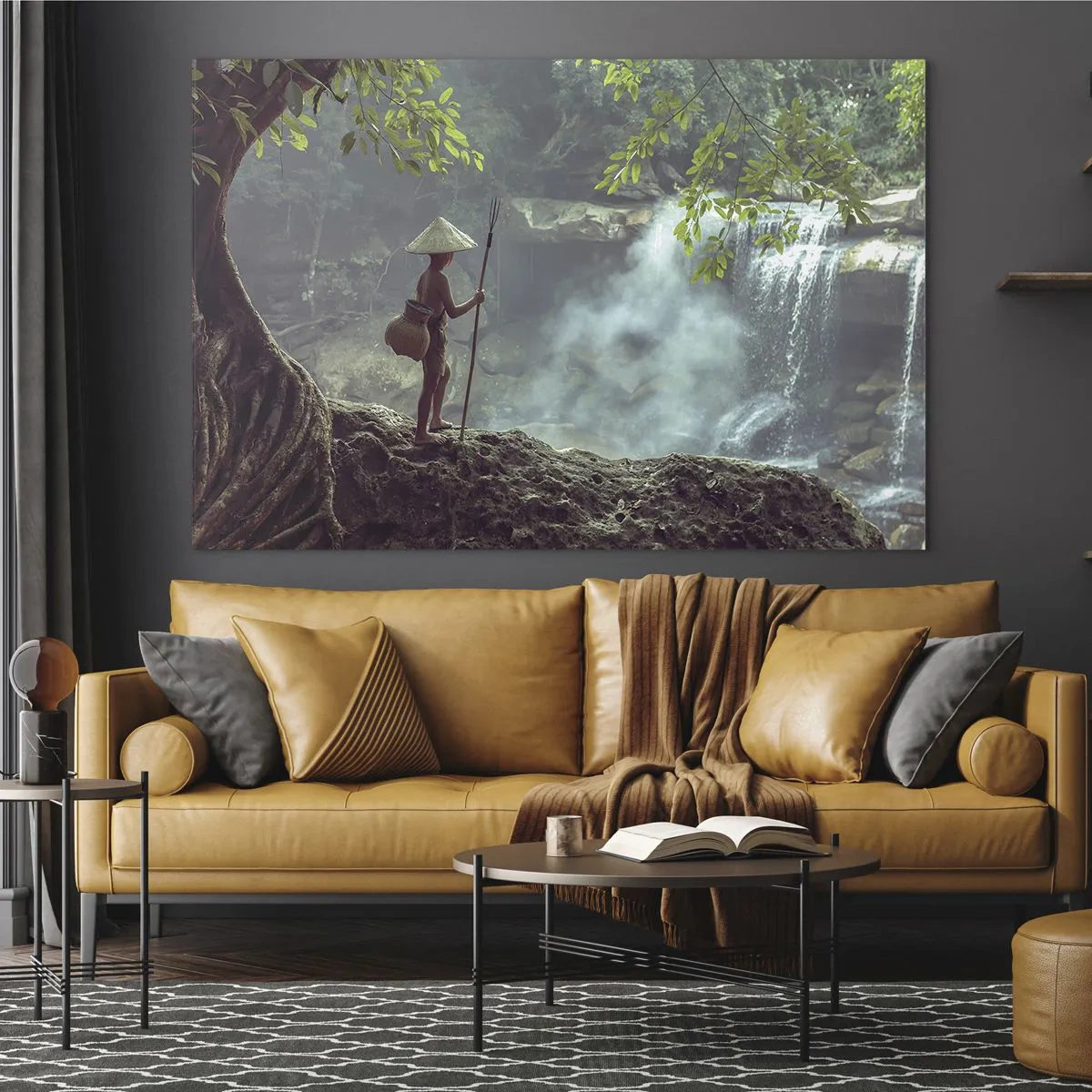 Obraz na skle - Chlapec s kopím u vodopádu v deštném pralese - 70x50cm - Spřátelený s přírodou - Moderní nástěnná dekorace do obývacího pokoje a ložnice ARTTOR