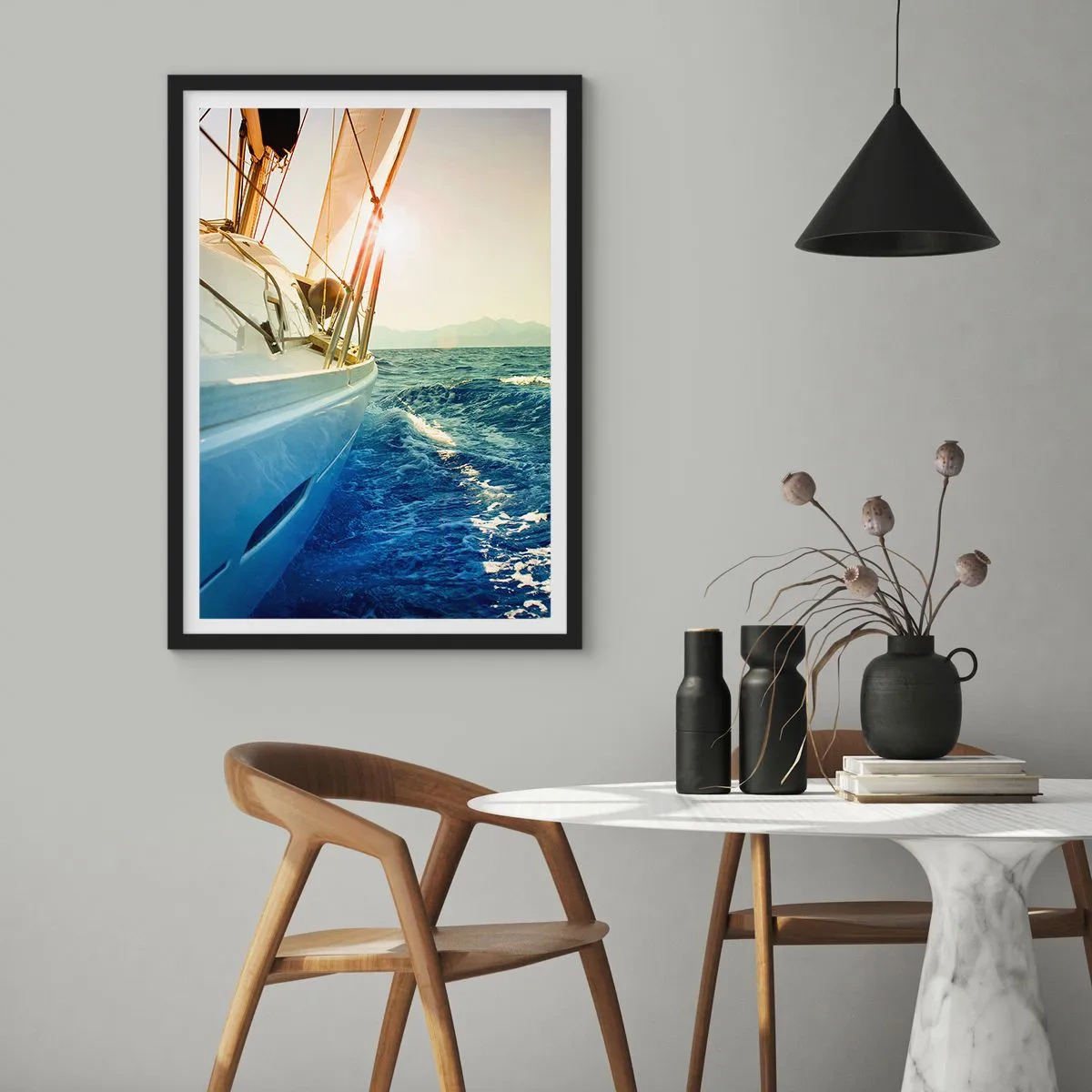 Plakát v černém rámu - Jachta plující klidným mořem v teplém světle slunce - 50x70cm - Za dobrodružstvím - Moderní nástěnná dekorace do obývacího pokoje a ložnice ARTTOR