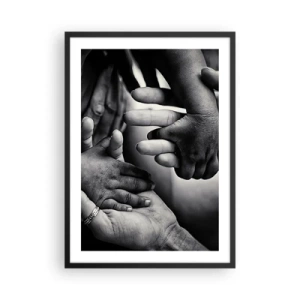 Plakát v černém rámu - Černobílý motiv rukou symbolizujících pouto - 50x70cm - Být člověkem - Moderní nástěnná dekorace do obývacího pokoje a ložnice ARTTOR