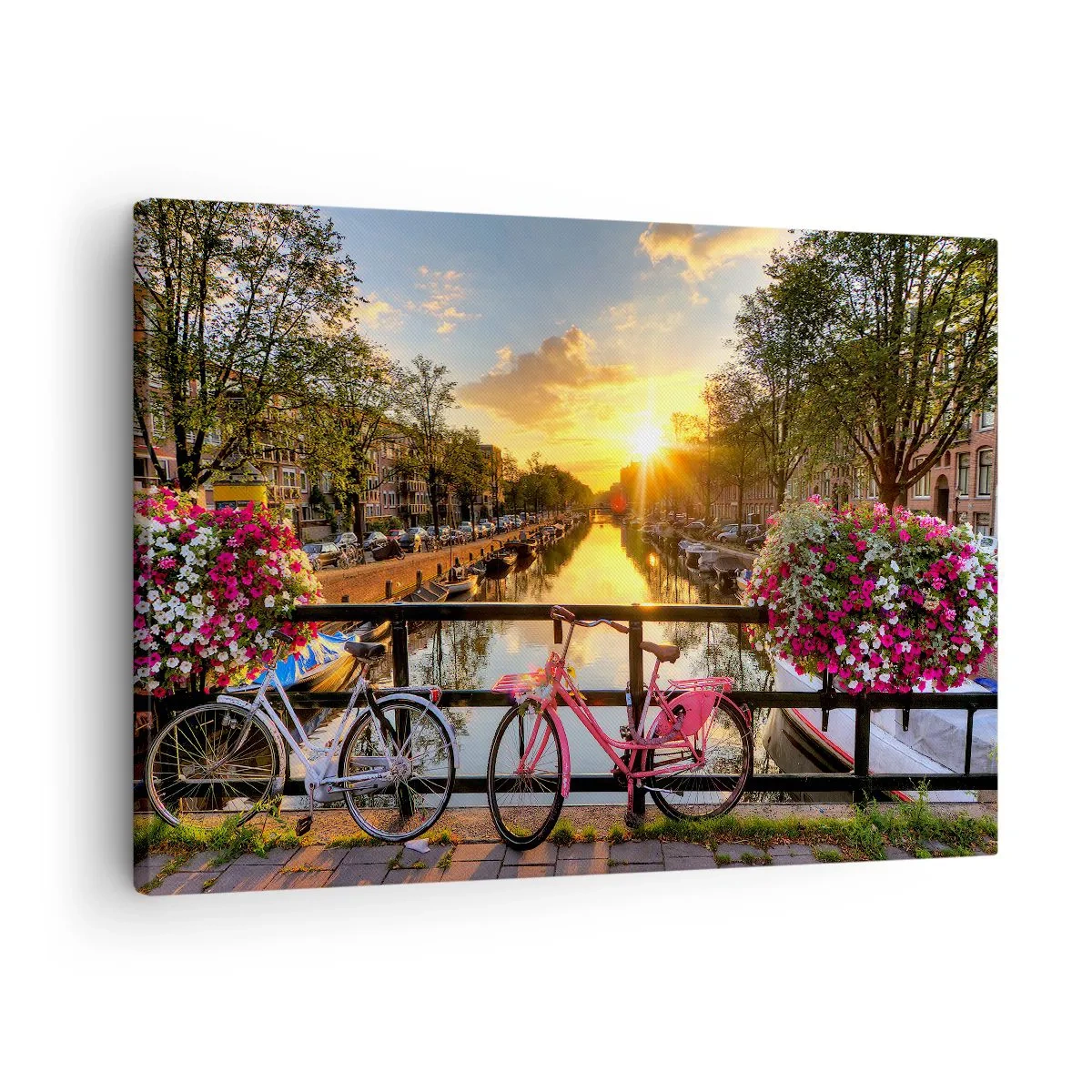 Obraz na plátně - Kola na mostě v záři zapadajícího slunce - 70x50cm - Jarní ráno v Amsterdamu - Moderní nástěnná dekorace do obývacího pokoje a ložnice ARTTOR