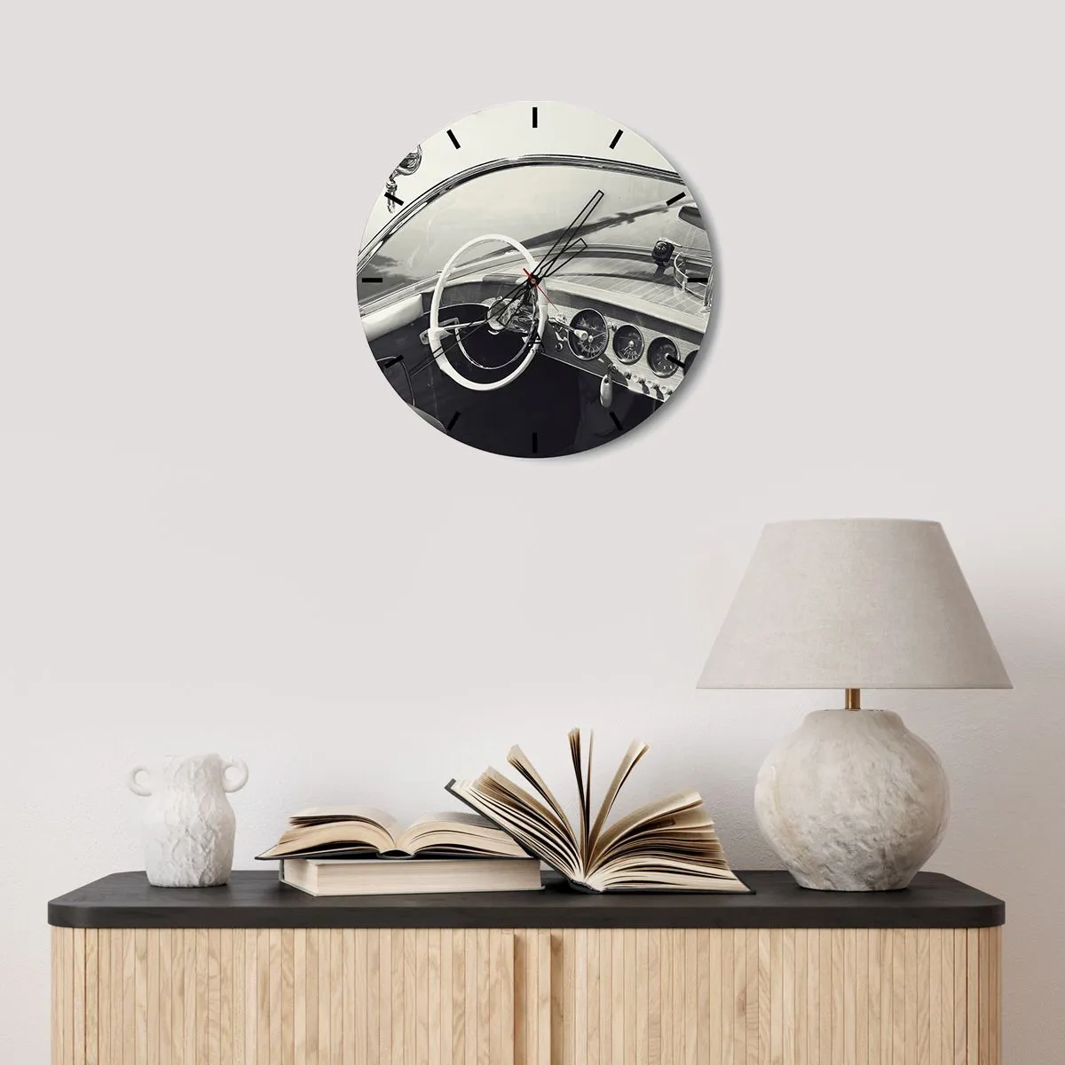 Nástěnné hodiny - Interiér klasického vozu s volantem a palubní deskou - 30x30cm - Počasí pro bohaté - Moderní nástěnná dekorace do obývacího pokoje, kuchyně a ložnice ARTTOR