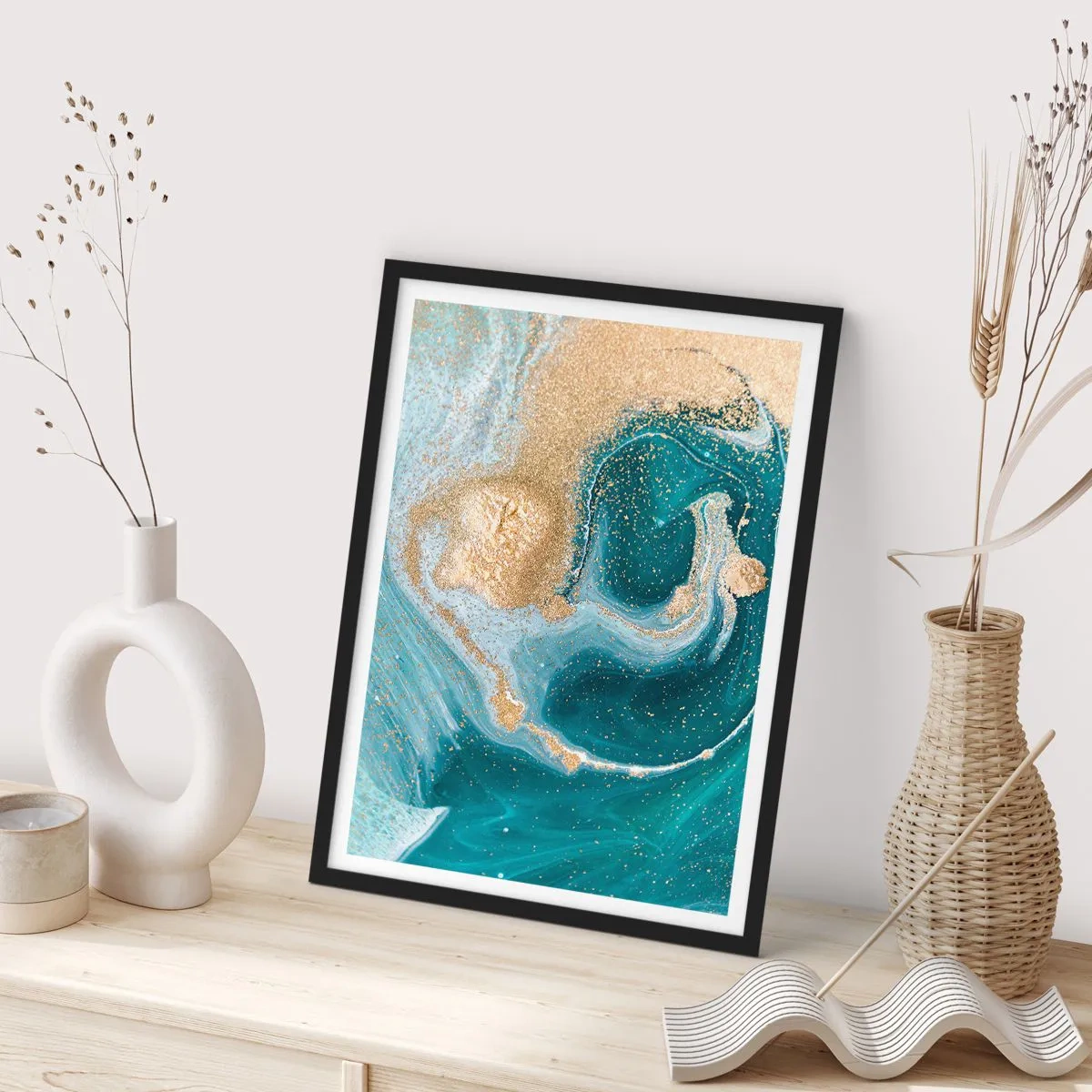 Plakát v černém rámu - Abstraktní zlatý a tyrkysový motiv v fluidních formách - 50x70cm - Vír zlaté a tyrkysové - Moderní nástěnná dekorace do obývacího pokoje a ložnice ARTTOR