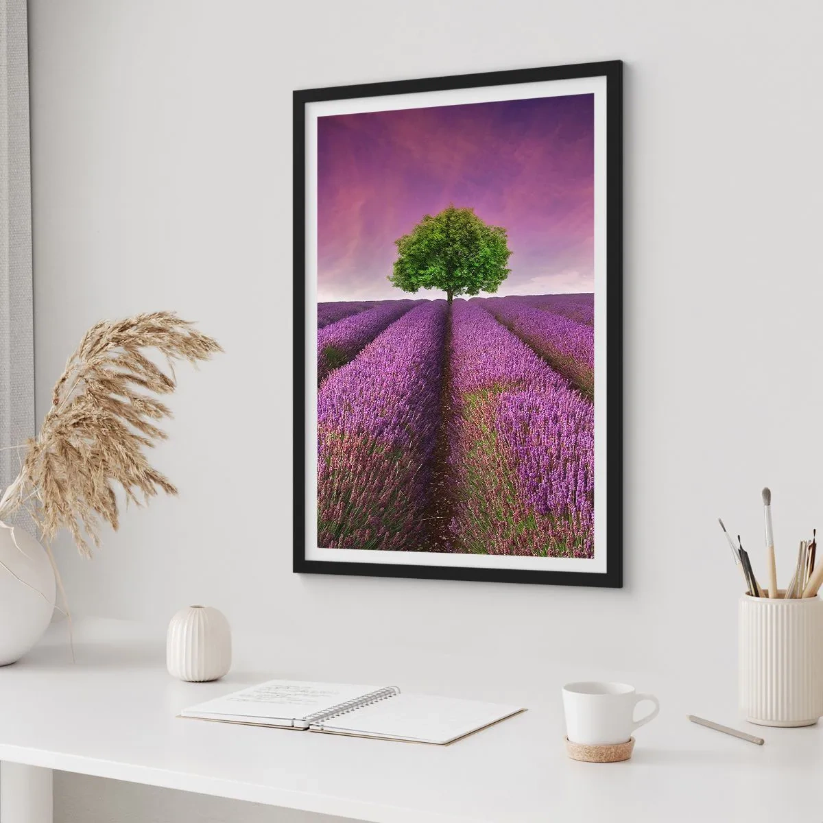 Plakát v černém rámu - Levandulové pole s osamělým stromem proti fialové obloze - 50x70cm - Na levandulových polích - Moderní nástěnná dekorace do obývacího pokoje a ložnice ARTTOR