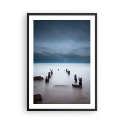 Plakát v černém rámu - Náladový pohled na dřevěné pilíře ve vodě - 50x70cm - Zamyšlené jezero - Moderní nástěnná dekorace do obývacího pokoje a ložnice ARTTOR