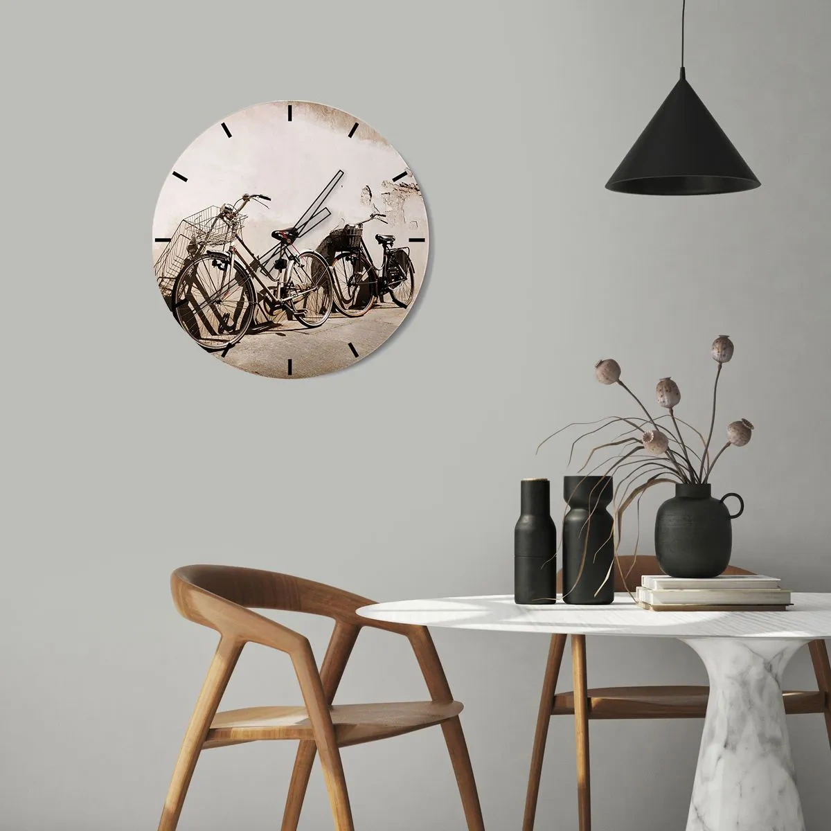 Nástěnné hodiny - Kola v retro stylu u zdi - 30x30cm - Nezapomenutelné kouzlo minulosti - Moderní nástěnná dekorace do obývacího pokoje, kuchyně a ložnice ARTTOR