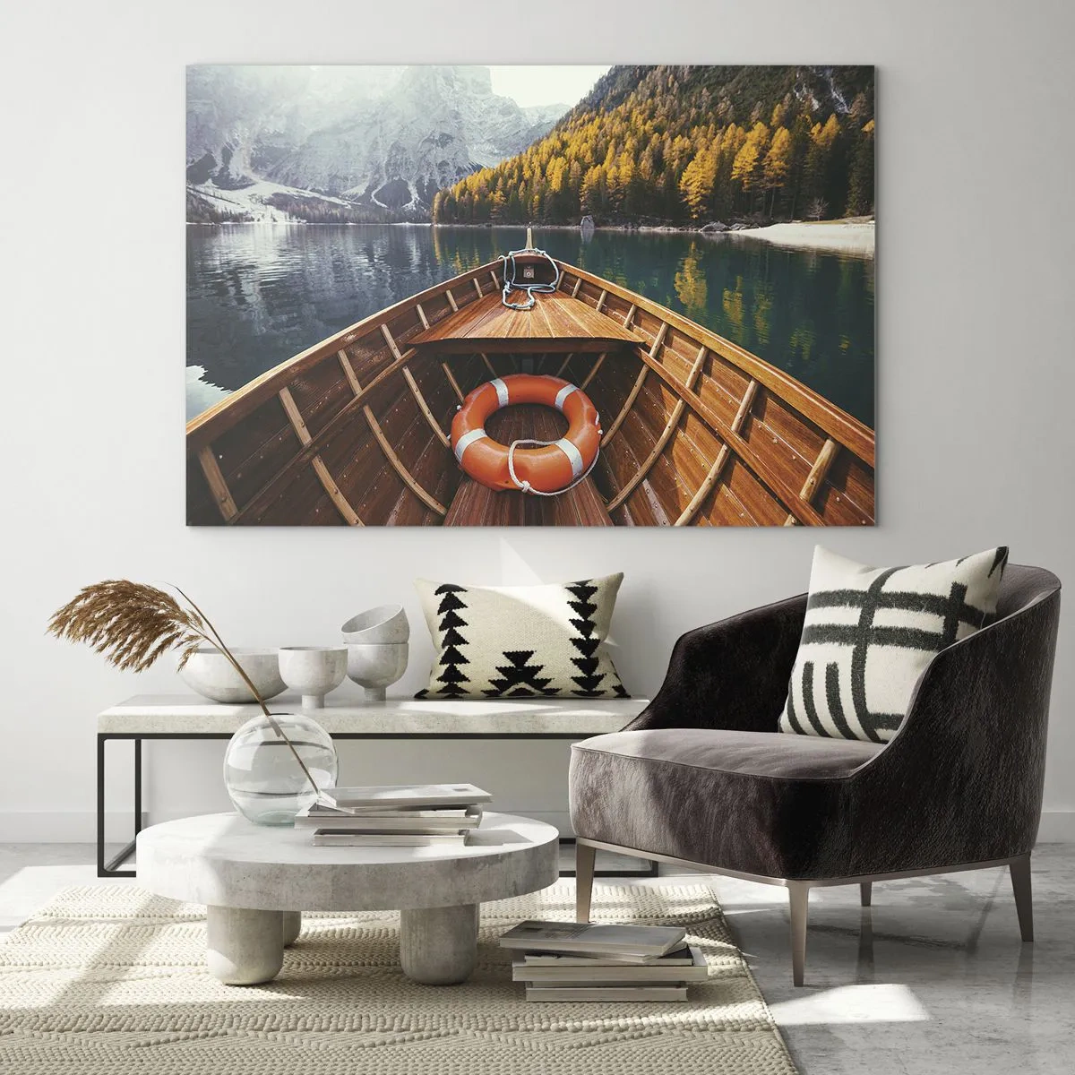 Obraz na skle - Výhled z dřevěné lodi na horské jezero a podzimní les - 70x50cm - Horská túra - Moderní nástěnná dekorace do obývacího pokoje a ložnice ARTTOR