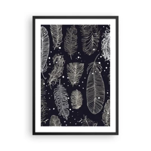Plakát v černém rámu - Bílé peří na černém pozadí v elegantním aranžmá - 50x70cm - Krajka s peřím - Moderní nástěnná dekorace do obývacího pokoje a ložnice ARTTOR