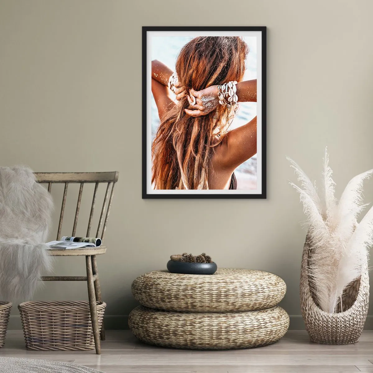 Plakát v černém rámu - Žena s dlouhými vlasy zdobenými mušlemi u moře - 50x70cm - Sestra vody a slunce - Moderní nástěnná dekorace do obývacího pokoje a ložnice ARTTOR