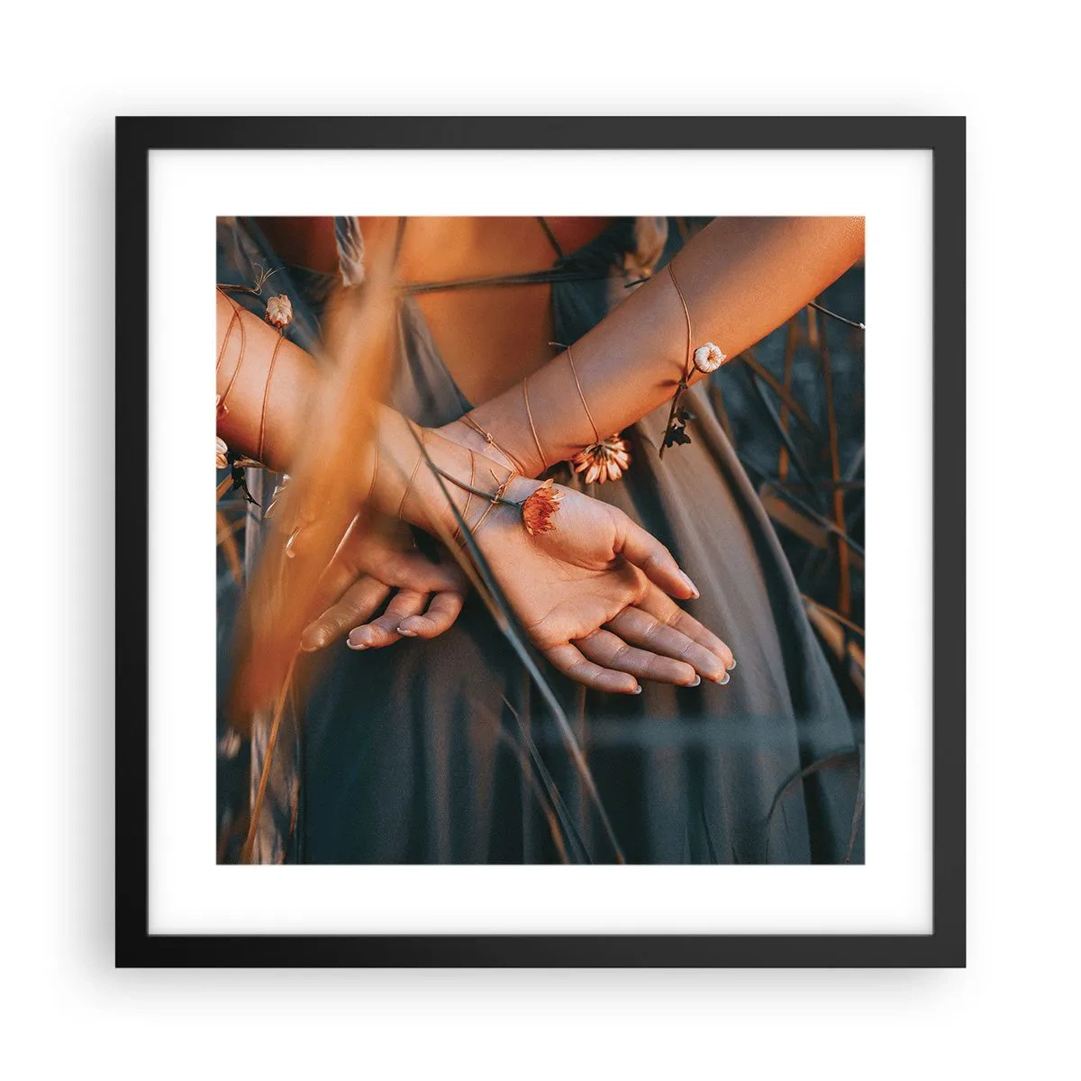 Plakát v černém rámu - Propojená s přírodou - 40x40 cm