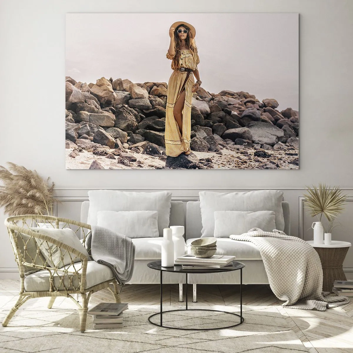 Obraz na skle - Žena v šatech ve stylu boho na skalnatém pobřeží - 70x50cm - Kouzlo kamenů - Moderní nástěnná dekorace do obývacího pokoje a ložnice ARTTOR