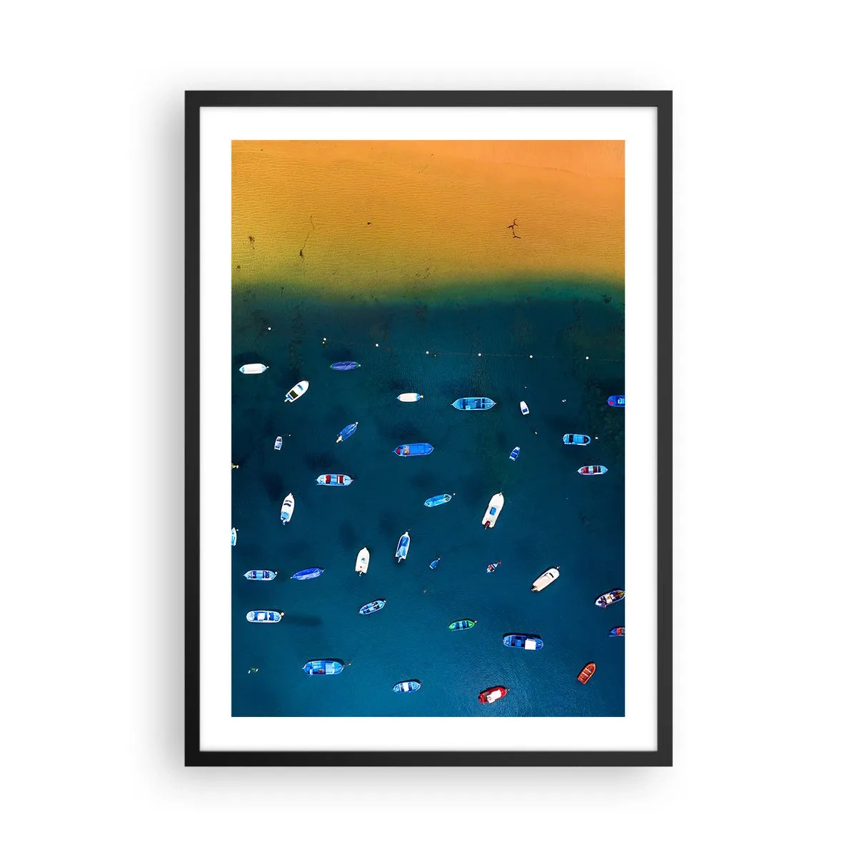Plakát v černém rámu - Letecký pohled na lodě plující podél pláže - 50x70cm - Prázdninová hra - Moderní nástěnná dekorace do obývacího pokoje a ložnice ARTTOR