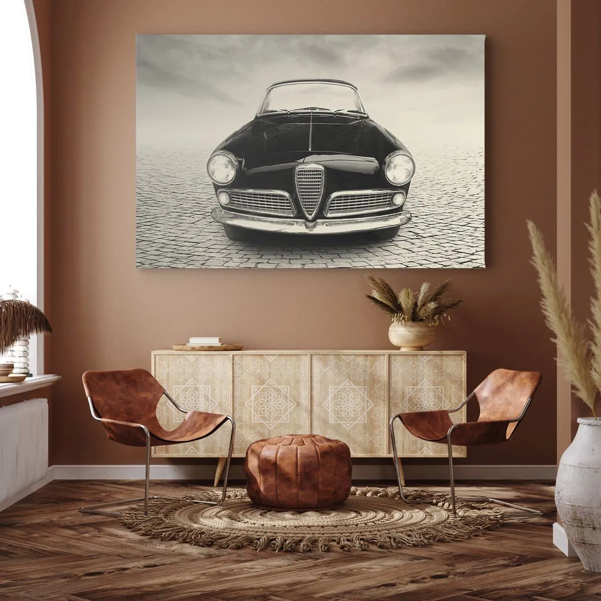 Obraz na plátně - Klasické auto na dlážděném náměstí v monochromatickém stylu - 70x50cm - Jak mě nemilovat? - Moderní nástěnná dekorace do obývacího pokoje a ložnice ARTTOR