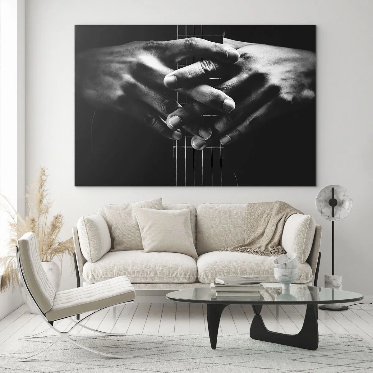 Obraz na skle - Sepjaté ruce spočívající na krku kytary v černé a bílé - 70x50cm - Umělcova modlitba - Moderní nástěnná dekorace do obývacího pokoje a ložnice ARTTOR