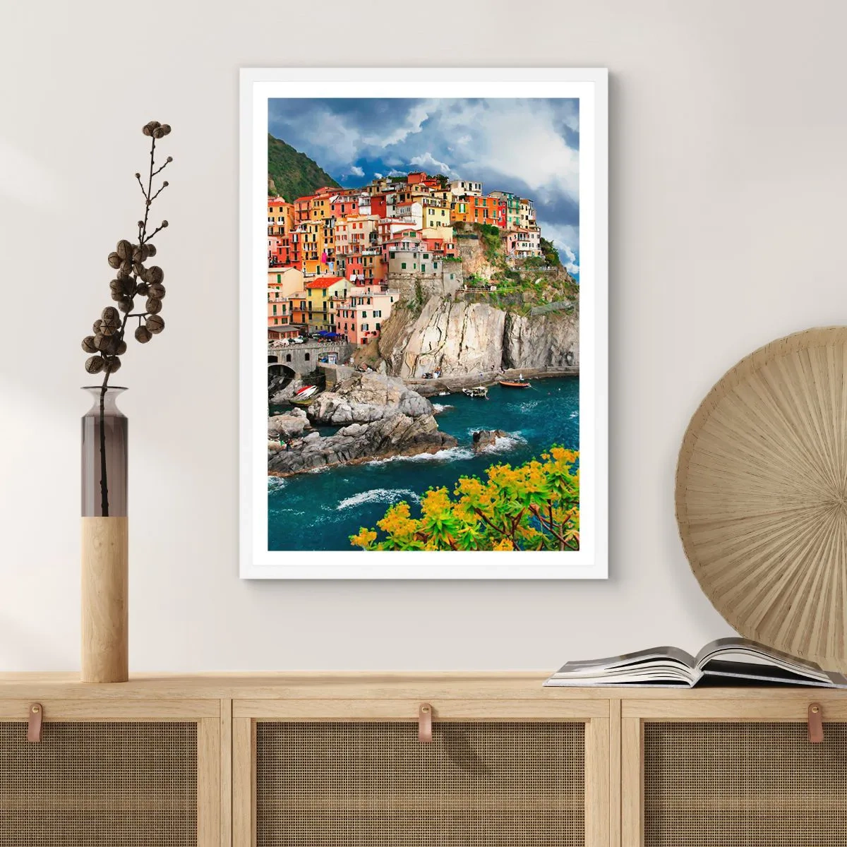 Plakát v bílém rámu - Hromádka přitulená ke skalám - 50x70 cm