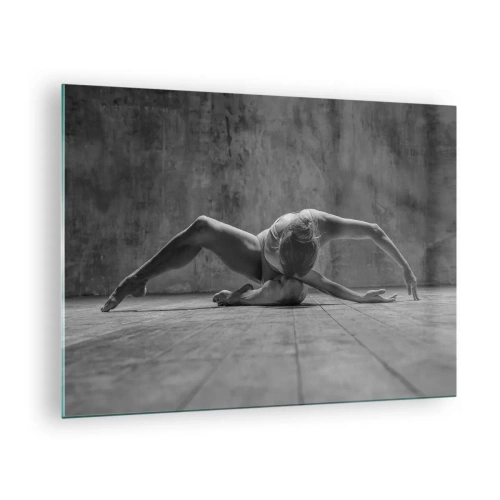 Obraz na skle - Tanečnice v póze na podlaze - 70x50cm - Nalezená symetrie - Moderní nástěnná dekorace do obývacího pokoje a ložnice ARTTOR