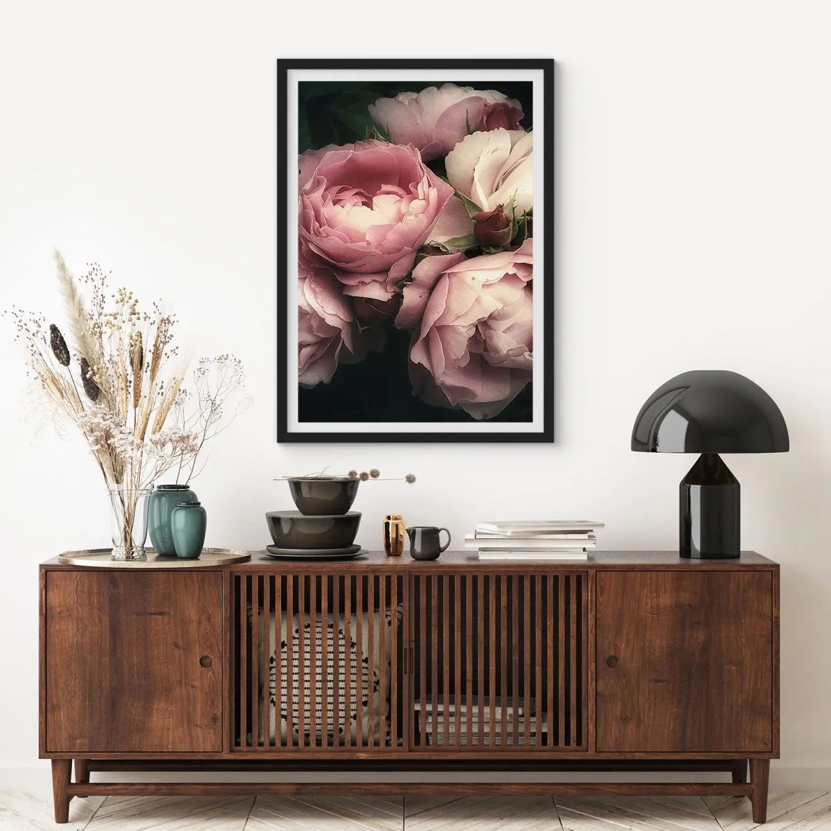 Plakát v černém rámu - Růžové pivoňky v elegantním, klasickém aranžmá - 50x70cm - Kouzlo belle epoque - Moderní nástěnná dekorace do obývacího pokoje a ložnice ARTTOR
