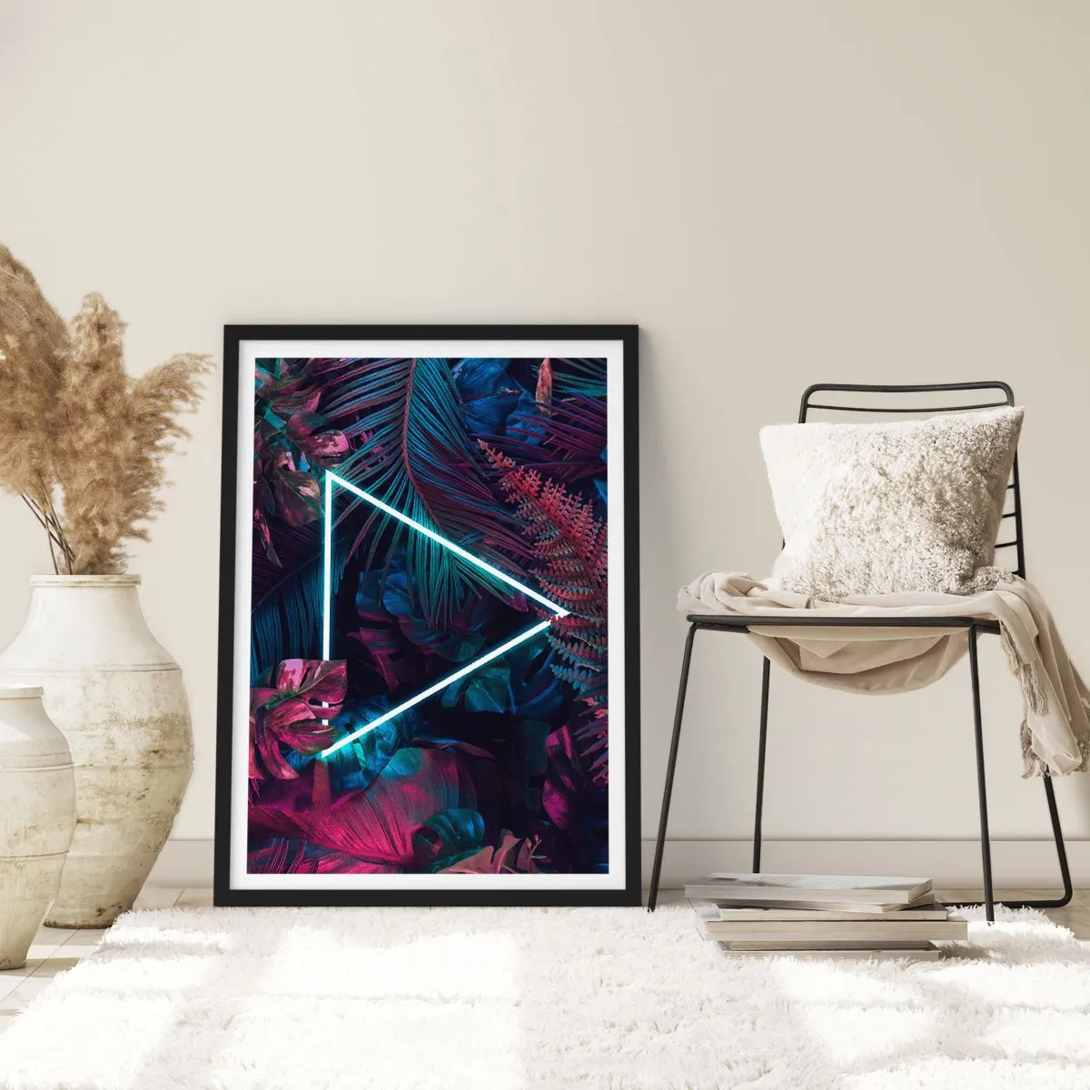 Plakát v černém rámu - Neonový trojúhelník na pozadí tmavé tropické vegetace. - 50x70cm - Zahrada v disco stylu - Moderní nástěnná dekorace do obývacího pokoje a ložnice ARTTOR