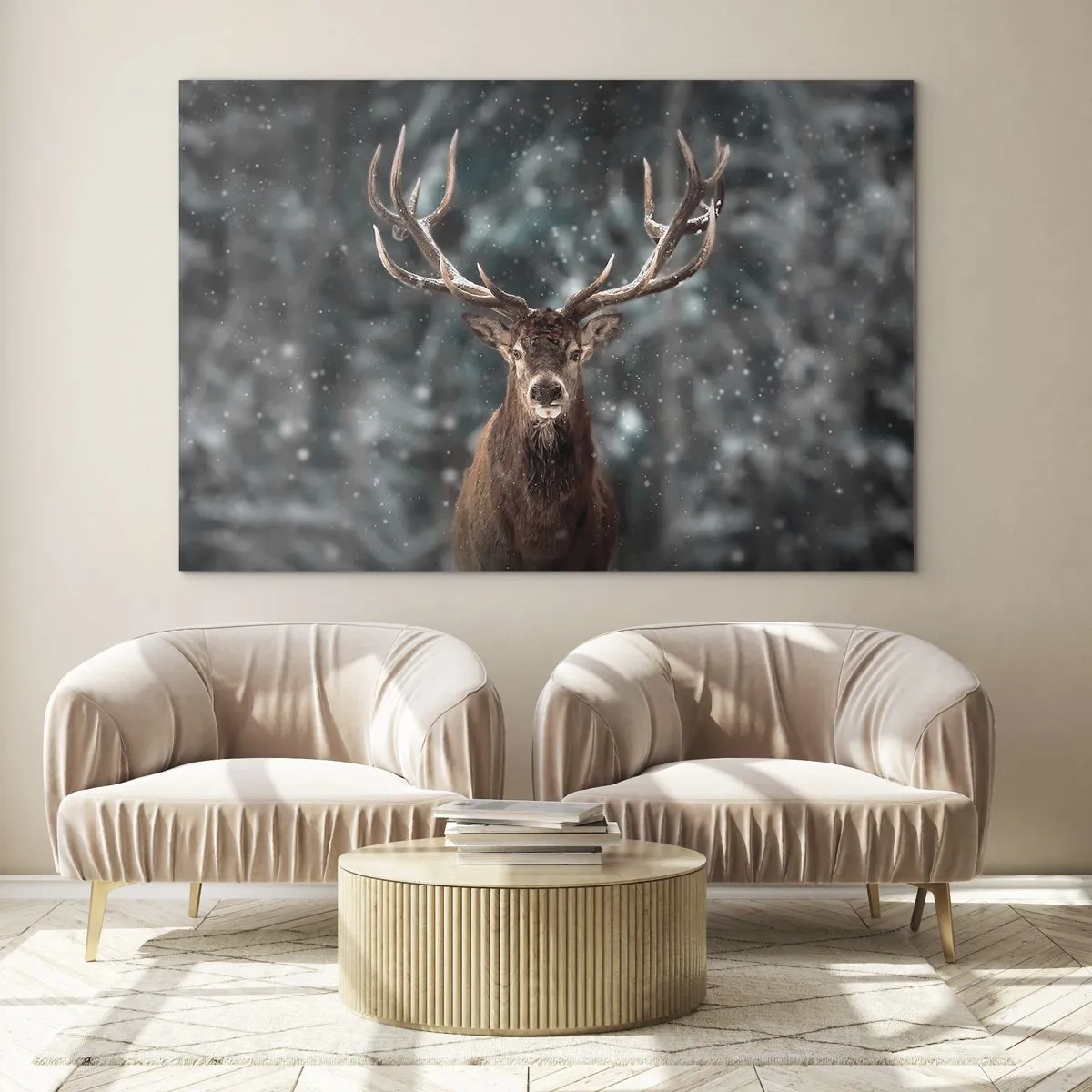 Obraz na skle - Hrdý jelen v zimním lese uprostřed padajícího sněhu - 70x50cm - Skutečný král lesa - Moderní nástěnná dekorace do obývacího pokoje a ložnice ARTTOR