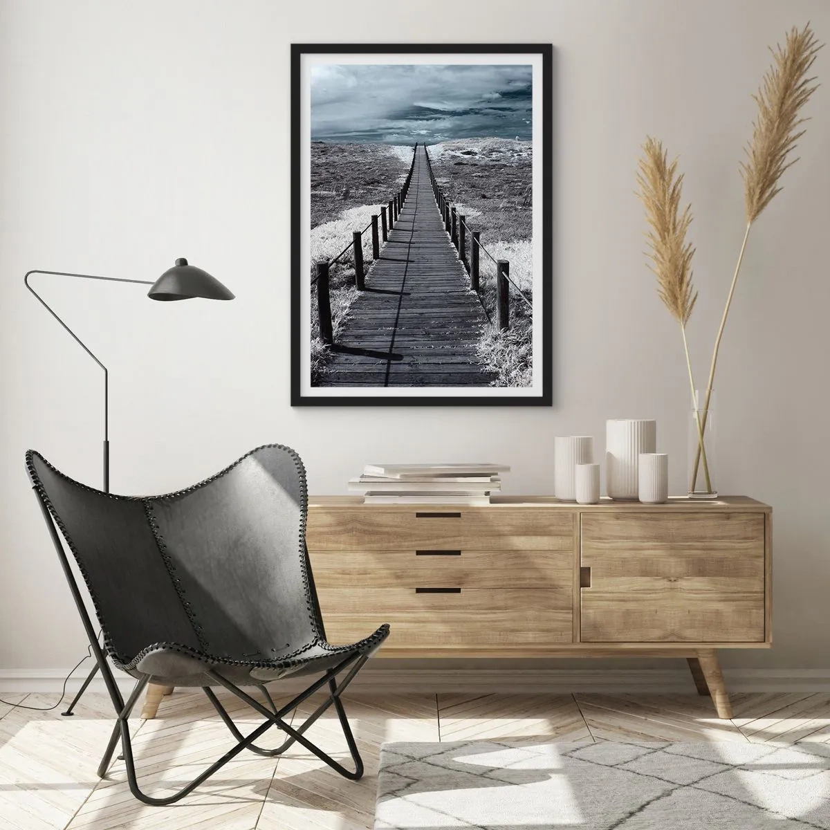 Plakát v černém rámu - Dřevěná cesta do neznáma - 50x70cm - Na samotný břeh - Moderní nástěnná dekorace do obývacího pokoje a ložnice ARTTOR