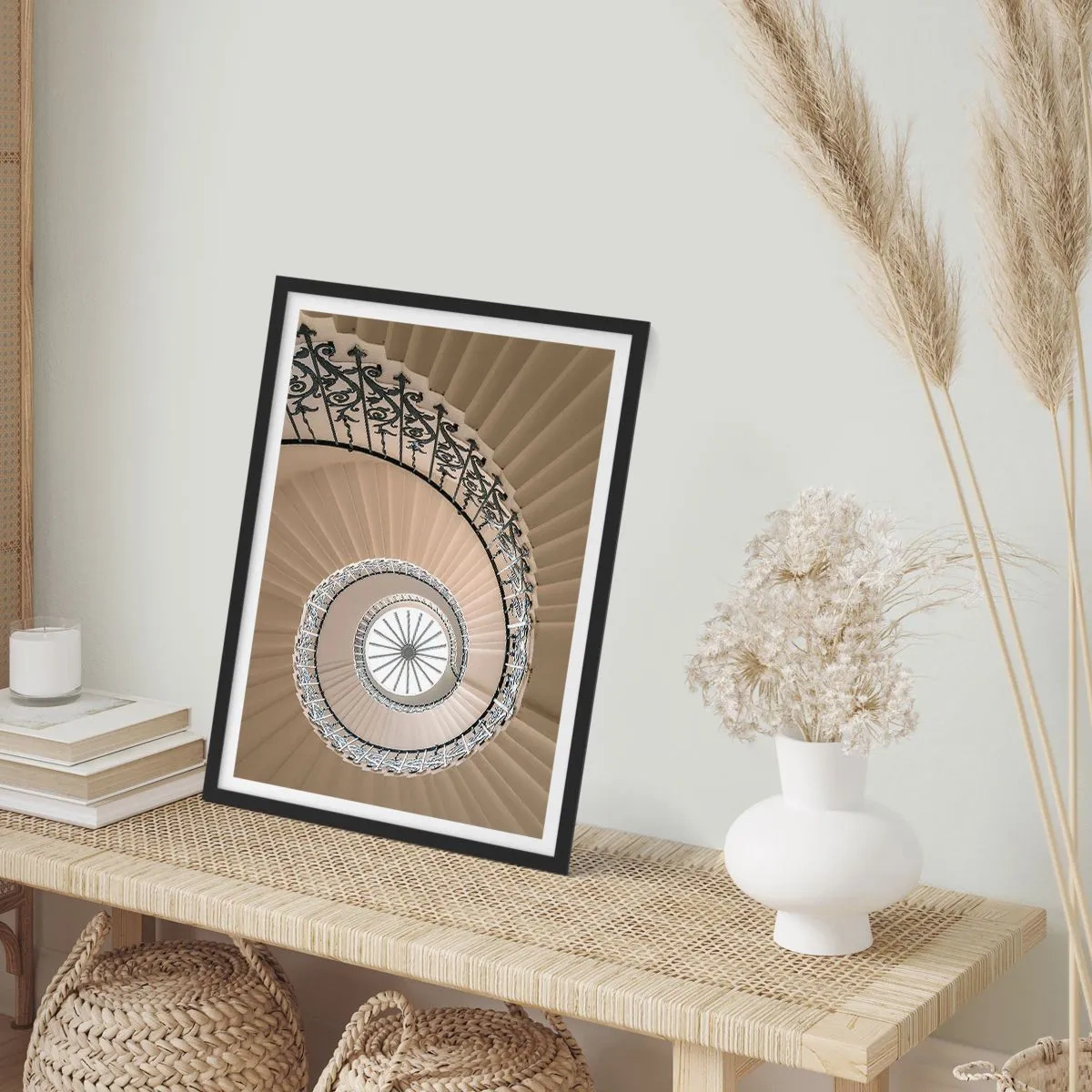 Plakát v černém rámu - Fotografie točitého schodiště s ozdobnou balustrádou - 50x70cm - Uvnitř mušle - Moderní nástěnná dekorace do obývacího pokoje a ložnice ARTTOR