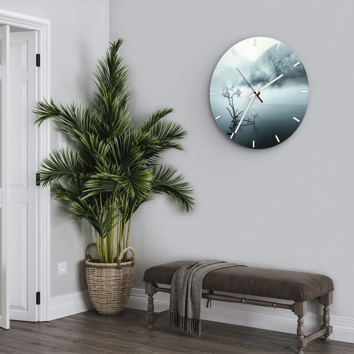 Nástěnné hodiny - Strom na zatopené lávce uprostřed mlhy a hor - 30x30cm - Z vody a mlhy - Moderní nástěnná dekorace do obývacího pokoje, kuchyně a ložnice ARTTOR