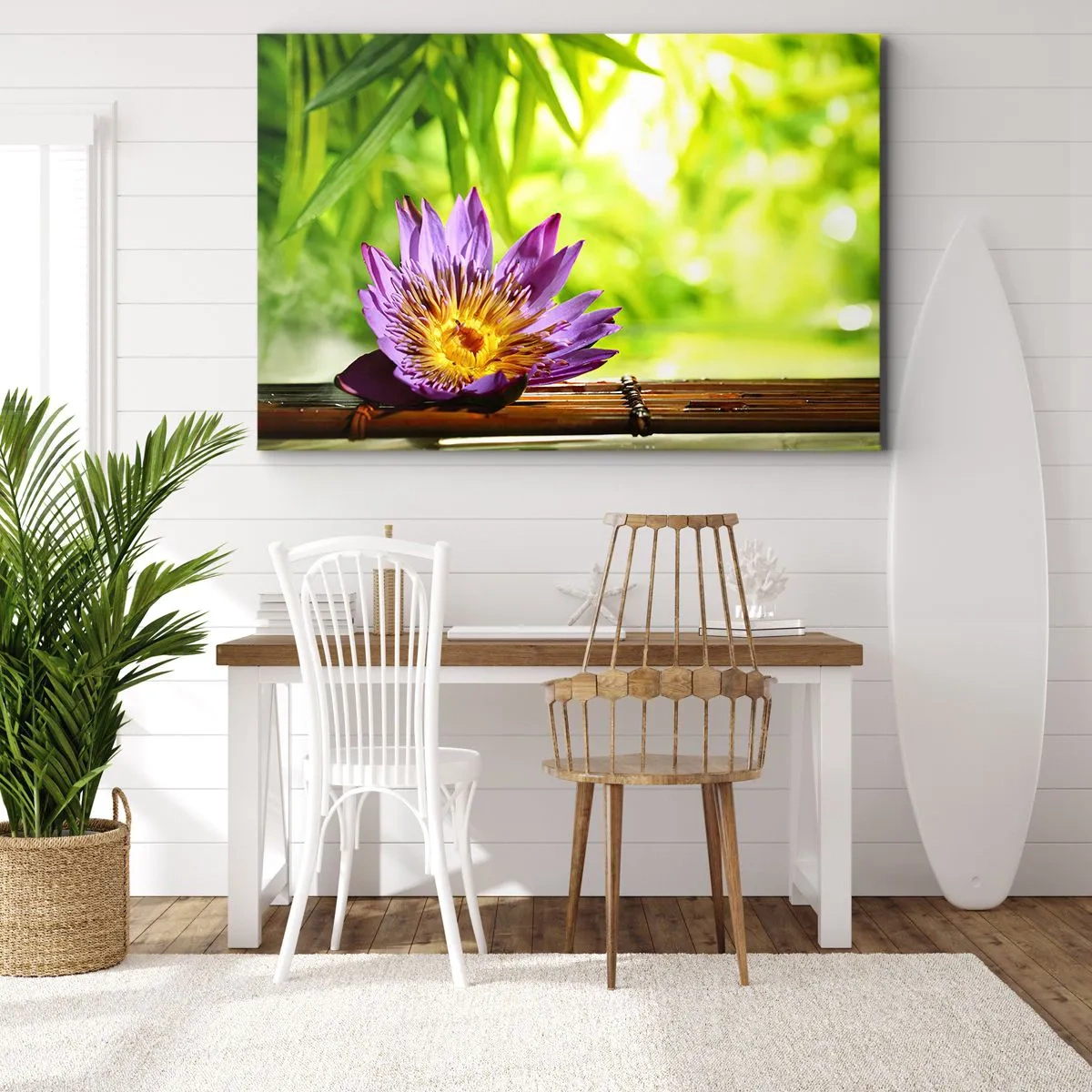 Obraz na plátně - Fialový lotosový květ na pozadí zelených bambusových listů - 70x50cm - Na asijském slunci - Moderní nástěnná dekorace do obývacího pokoje a ložnice ARTTOR