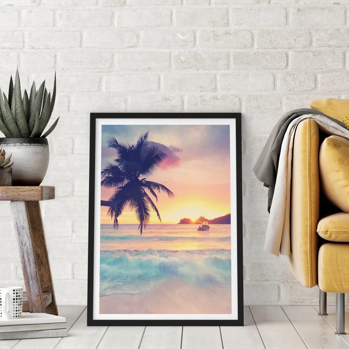 Plakát v černém rámu - Palma na pláži při západu slunce - 50x70cm - Večer v zátoce - Moderní nástěnná dekorace do obývacího pokoje a ložnice ARTTOR