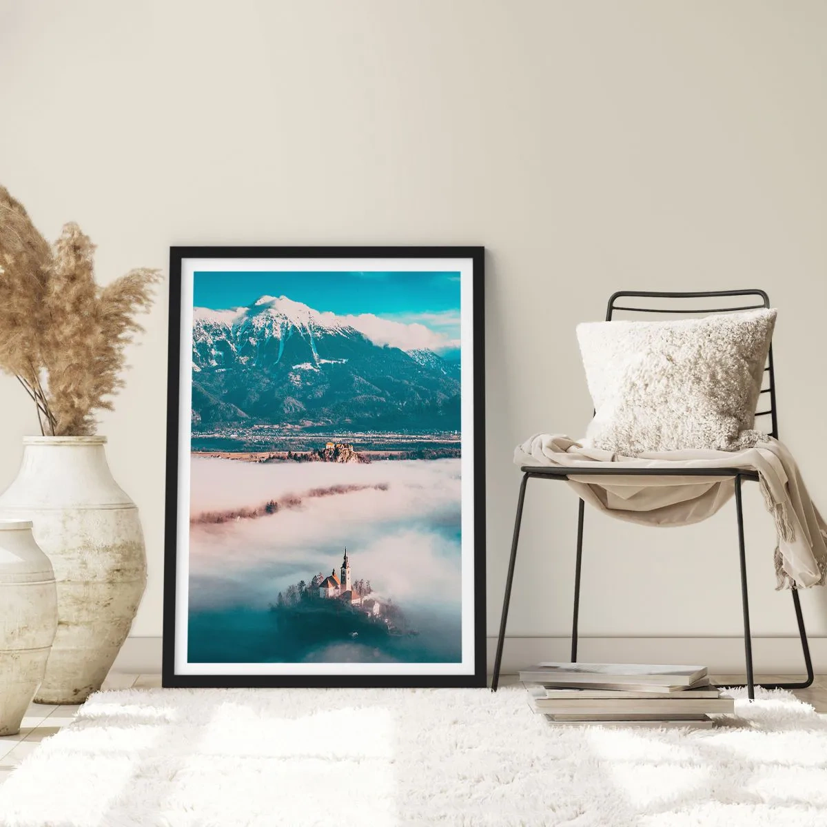 Plakát v černém rámu - Kostel na ostrově obklopeném mlhou s horským pozadím - 50x70cm - Začátek pohádky - Moderní nástěnná dekorace do obývacího pokoje a ložnice ARTTOR