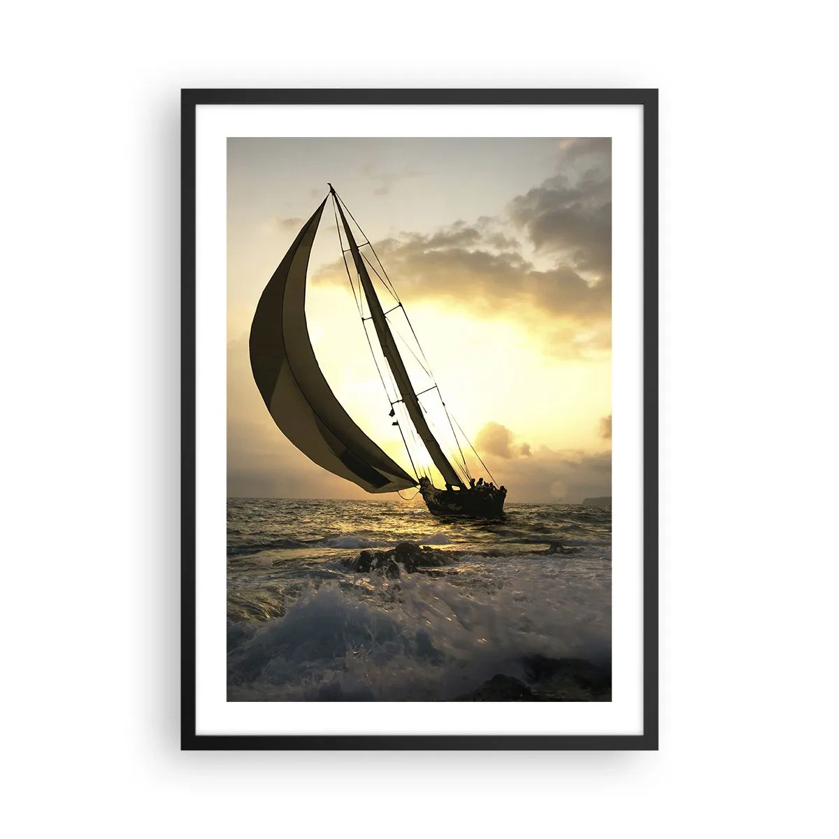 Plakát v černém rámu - Plachetnice na rozbouřeném moři v záři zapadajícího slunce - 50x70cm - S větrem a proti větru - Moderní nástěnná dekorace do obývacího pokoje a ložnice ARTTOR
