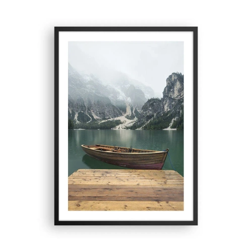 Plakát v černém rámu - Loď u mola s horami a jezerem v pozadí - 50x70cm - „Hrdé skály vepředu“ - Moderní nástěnná dekorace do obývacího pokoje a ložnice ARTTOR