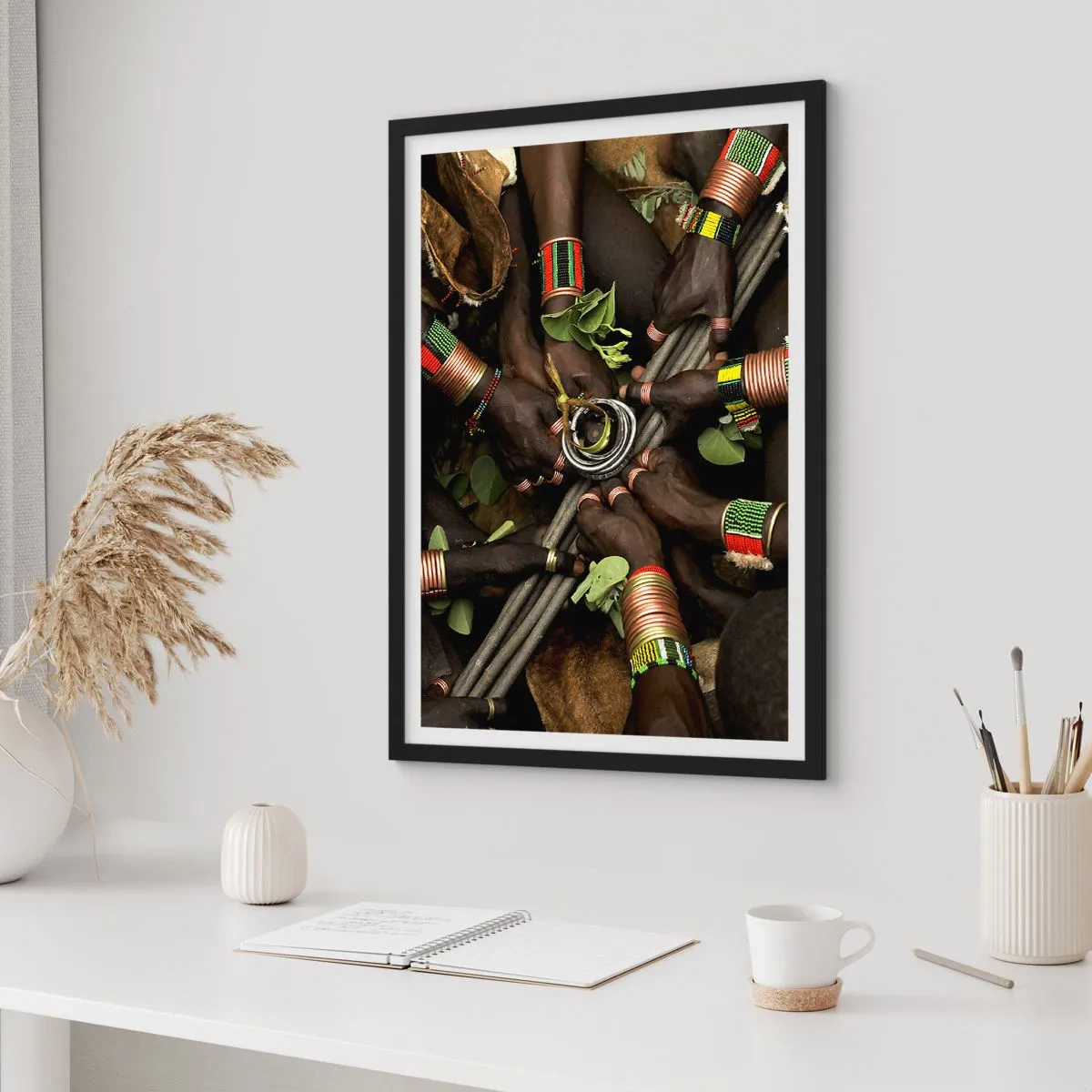 Plakát v černém rámu - Ruce v tradičních náramcích, jako gesto společenství - 50x70cm - Jsme spolu - Moderní nástěnná dekorace do obývacího pokoje a ložnice ARTTOR