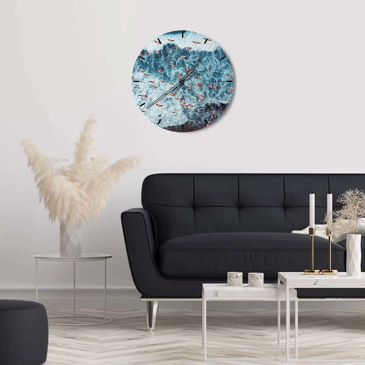 Nástěnné hodiny - Hejno plameňáků nad mořskými vlnami z ptačí perspektivy - 30x30cm - Přímořský průvod - Moderní nástěnná dekorace do obývacího pokoje, kuchyně a ložnice ARTTOR