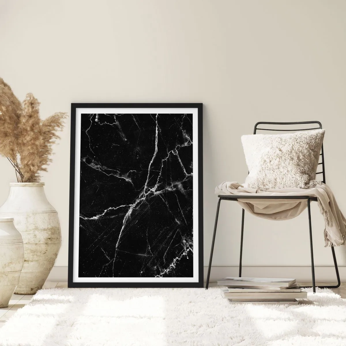 Plakát v černém rámu - Černé mramorové pozadí s bílými prasklinami - 50x70cm - Tajemný život kamene - Moderní nástěnná dekorace do obývacího pokoje a ložnice ARTTOR