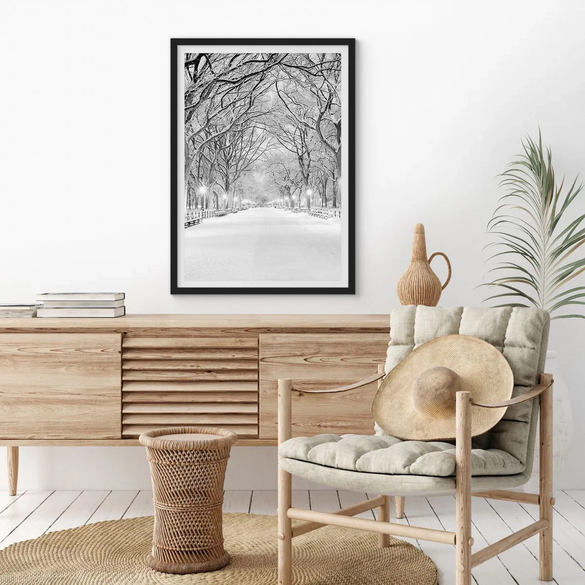 Plakát v černém rámu - Zimní alej stromů pokrytá sněhem v parku - 50x70cm - Čtyři roční období – zima - Moderní nástěnná dekorace do obývacího pokoje a ložnice ARTTOR