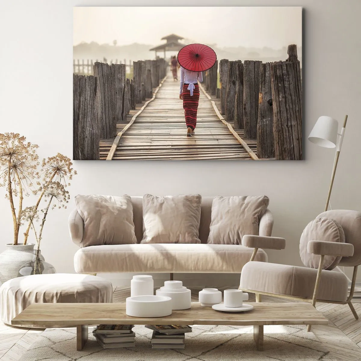 Obraz na plátně - Žena s červeným deštníkem na dřevěném mostě - 70x50cm - Na starém mostě - Moderní nástěnná dekorace do obývacího pokoje a ložnice ARTTOR