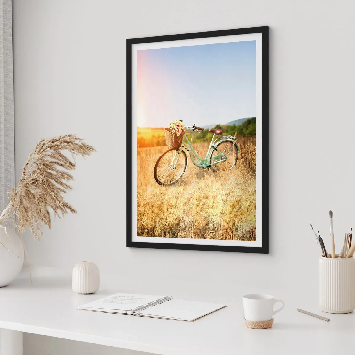 Plakát v černém rámu - Kolo s košíkem plným květin na louce - 50x70cm - Chvíli tu zůstanu - Moderní nástěnná dekorace do obývacího pokoje a ložnice ARTTOR