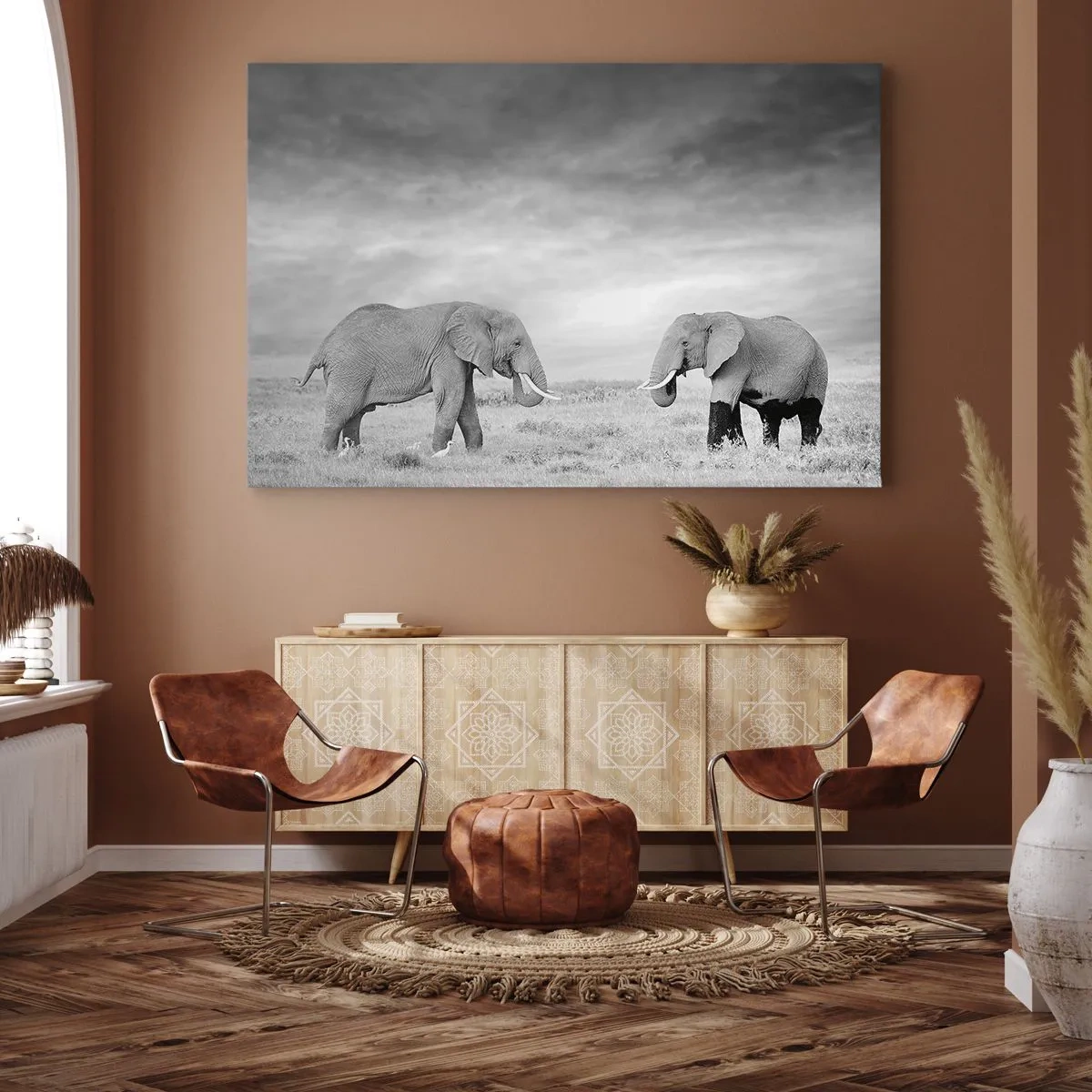 Obraz na plátně - Dva sloni na pozadí africké savany - 70x50cm - Šedá je krásná - Moderní nástěnná dekorace do obývacího pokoje a ložnice ARTTOR