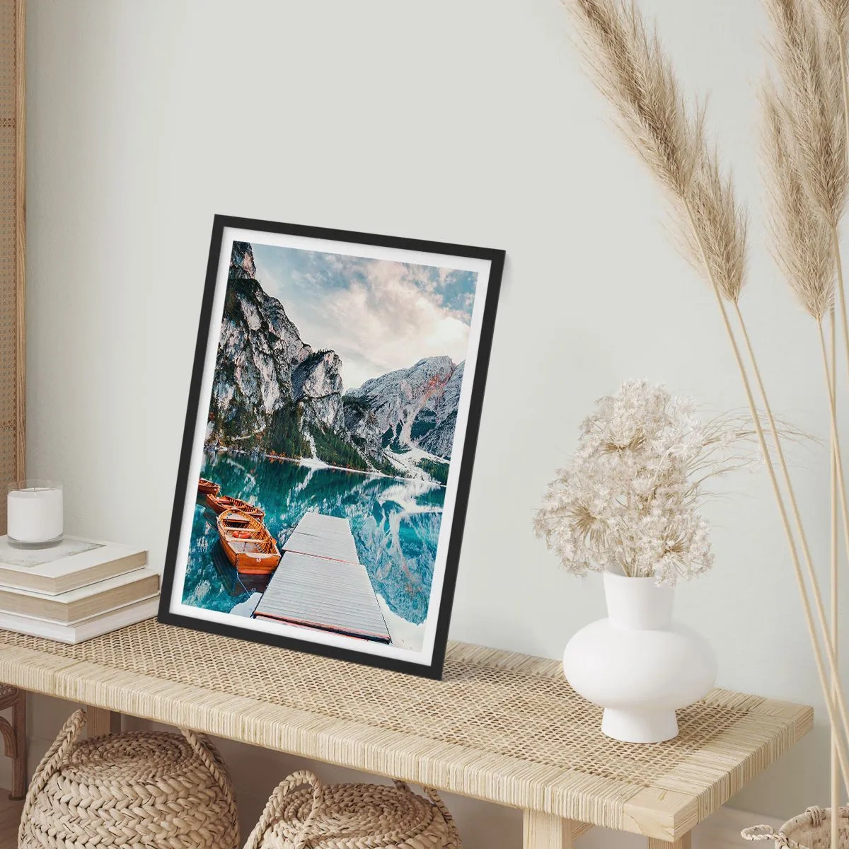 Plakát v černém rámu - Horské jezero s dřevěnými loděmi a molem - 50x70cm - Ukážeme vám krásu - Moderní nástěnná dekorace do obývacího pokoje a ložnice ARTTOR