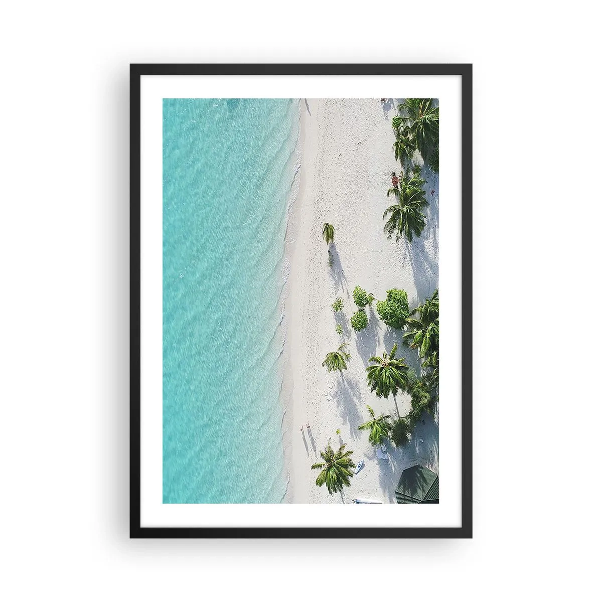 Plakát v černém rámu - Letecký pohled na tropickou pláž s palmami a modrým mořem - 50x70cm - Dovolená v ráji - Moderní nástěnná dekorace do obývacího pokoje a ložnice ARTTOR