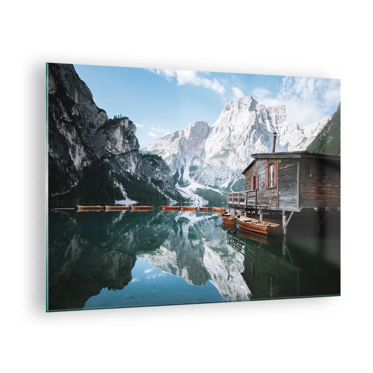 Obraz na skle - Dřevěný dům a lodě na klidném jezeře v horách - 70x50cm - Krystalické, horské ráno - Moderní nástěnná dekorace do obývacího pokoje a ložnice ARTTOR