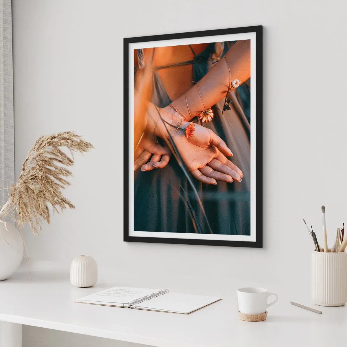Plakát v černém rámu - Ruce propletené s jemnými květinami ve zlatém světle - 50x70cm - Propojená s přírodou - Moderní nástěnná dekorace do obývacího pokoje a ložnice ARTTOR