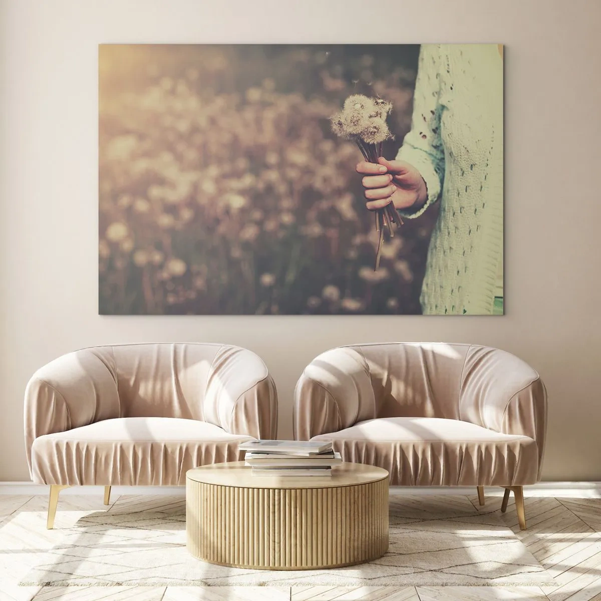 Obraz na skle - Ruka držící kytici pampelišek na rozmazaném poli - 70x50cm - Zastav je, prosím - Moderní nástěnná dekorace do obývacího pokoje a ložnice ARTTOR