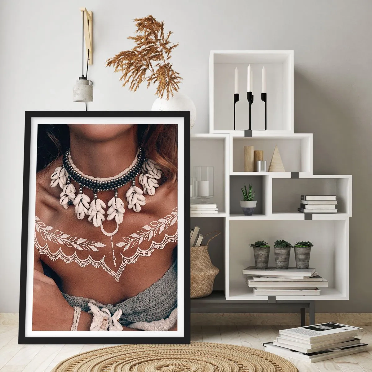 Plakát v černém rámu - Portrét ženy s náhrdelníkem z mušlí a bílým tetováním - 50x70cm - Talismany, rituály ženskosti - Moderní nástěnná dekorace do obývacího pokoje a ložnice ARTTOR