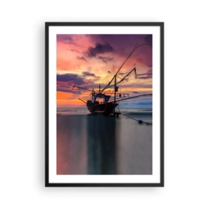 Plakát v černém rámu - Rybářská loď na pozadí zapadajícího slunce na pláži - 50x70cm - Exotický večer - Moderní nástěnná dekorace do obývacího pokoje a ložnice ARTTOR