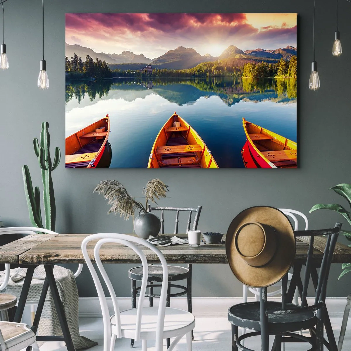 Obraz na plátně - Tři dřevěné lodě na pozadí horského jezera při západu slunce - 70x50cm - Nic proti přírodě - Moderní nástěnná dekorace do obývacího pokoje a ložnice ARTTOR