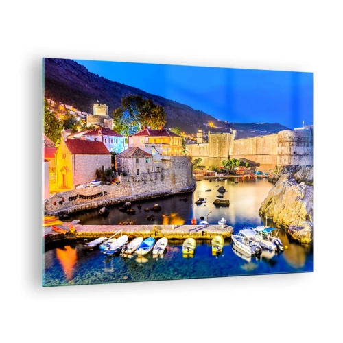 Obraz na skle - Večerní panorama Dubrovníku s loděmi a městskými hradbami - 70x50cm - Zářivá noc nad Jadranem - Moderní nástěnná dekorace do obývacího pokoje a ložnice ARTTOR