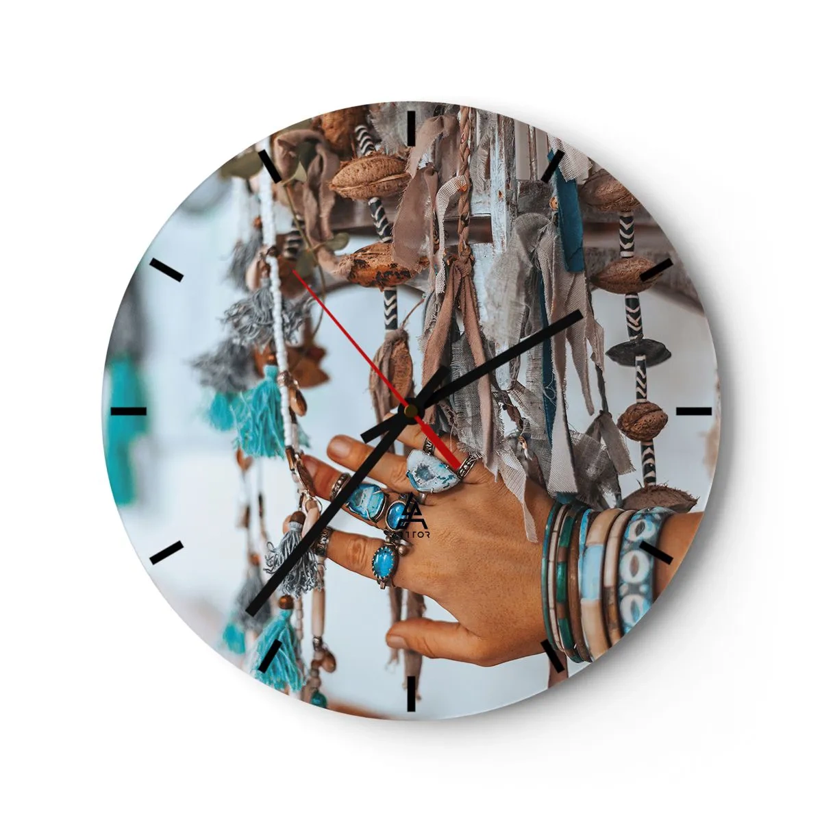 Nástěnné hodiny - Ruka zdobená šperky mezi boho řemeslnými výrobky - 30x30cm - Místní poklady - Moderní nástěnná dekorace do obývacího pokoje, kuchyně a ložnice ARTTOR